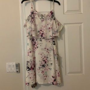 Women’s Kensie floral dress, knee length, Size 6.